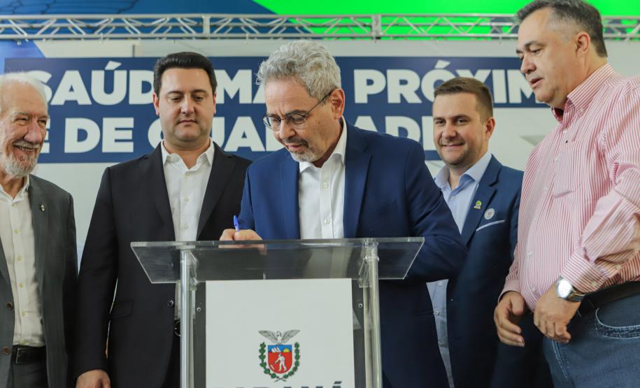 Governador libera mais R$ 403 milhões para a saúde e entrega novos carros e ambulâncias