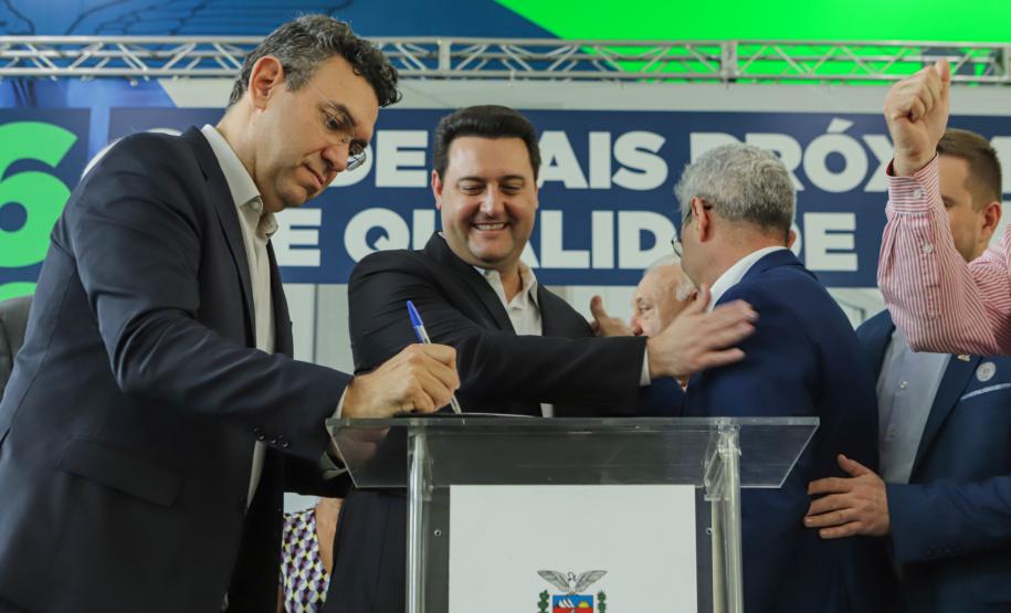 Governador libera mais R$ 403 milhões para a saúde e entrega novos carros e ambulâncias