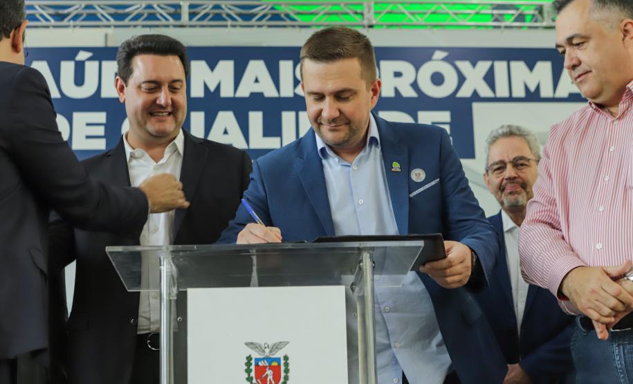 Governador libera mais R$ 403 milhões para a saúde e entrega novos carros e ambulâncias