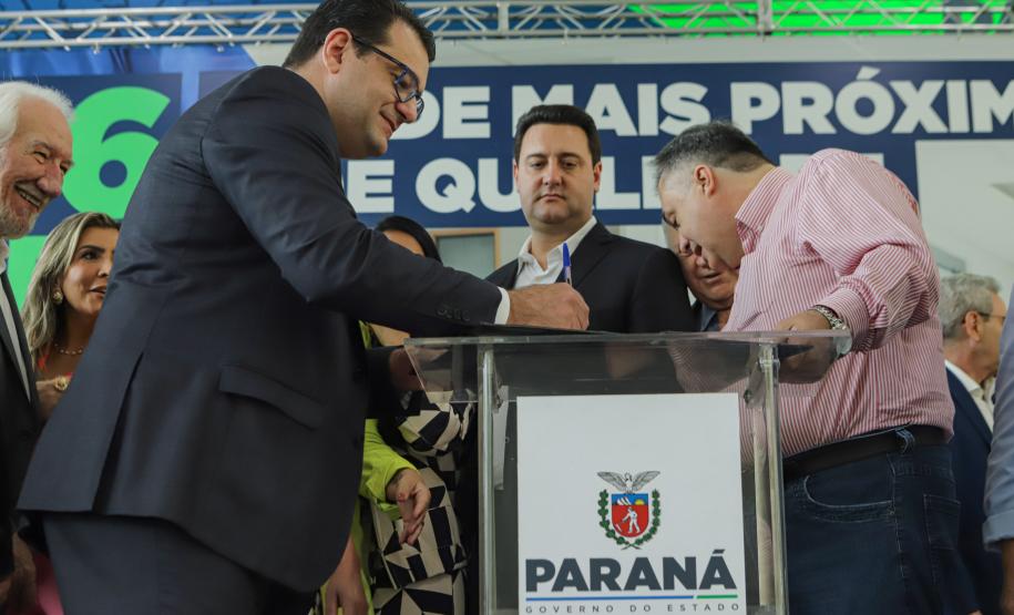 Governador libera mais R$ 403 milhões para a saúde e entrega novos carros e ambulâncias