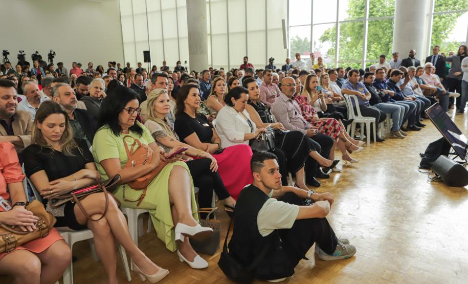 Governador libera mais R$ 403 milhões para a saúde e entrega novos carros e ambulâncias