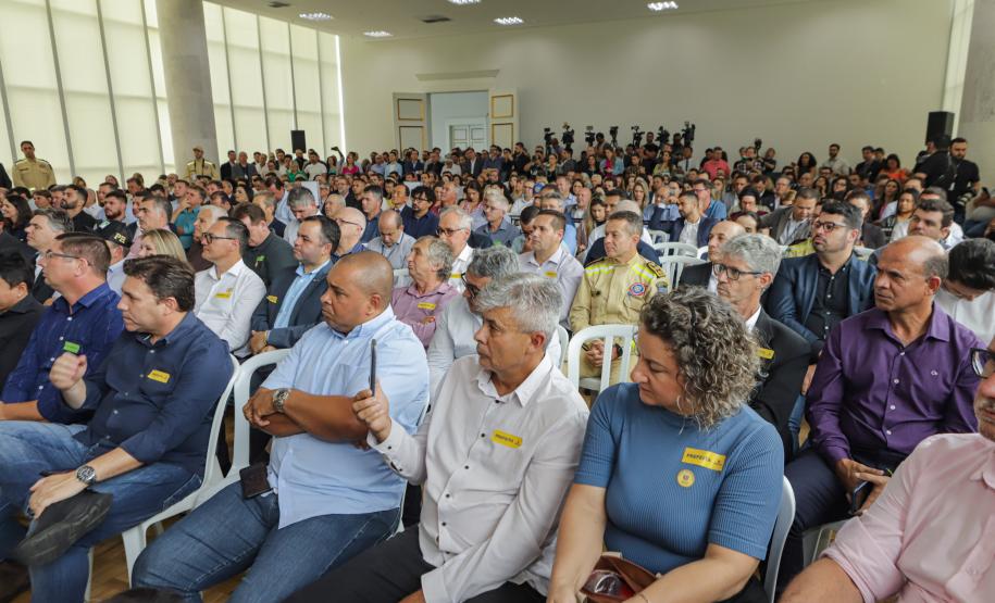 Governador libera mais R$ 403 milhões para a saúde e entrega novos carros e ambulâncias