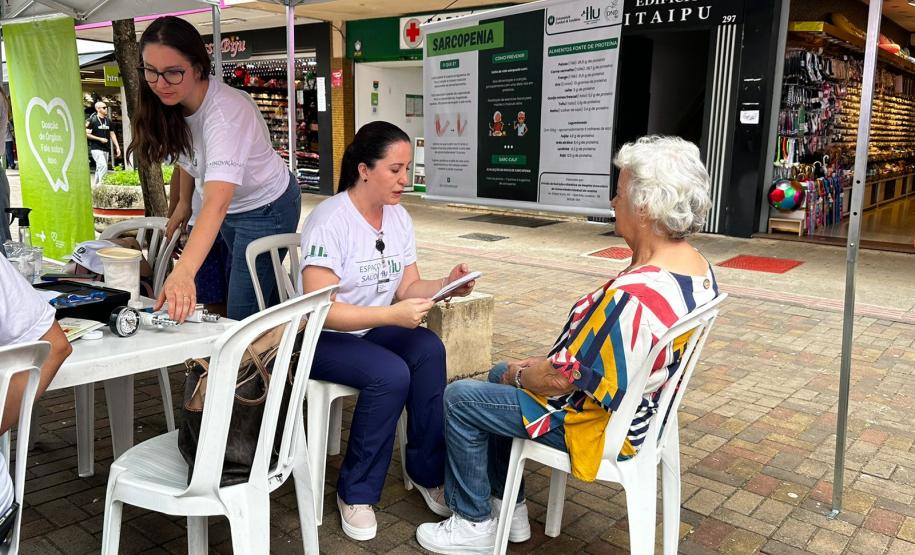 Sesa realiza ações em alusão ao Novembro Azul no calçadão de Londrina