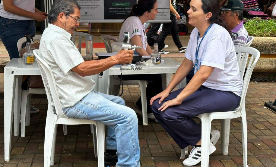 Sesa realiza ações em alusão ao Novembro Azul no calçadão de Londrina