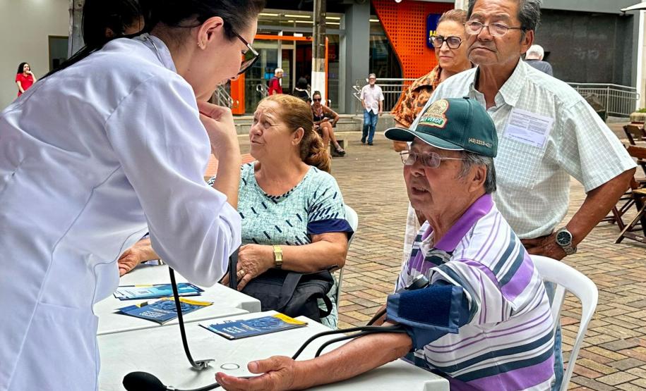 Sesa realiza ações em alusão ao Novembro Azul no calçadão de Londrina