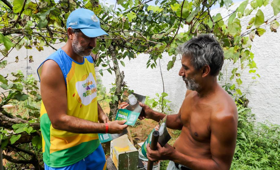 Mais de 300 profissionais trabalham na conscientização contra a dengue no Litoral