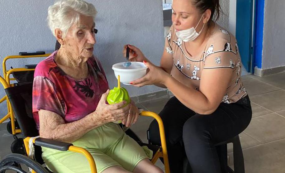 Secretaria da Saúde ressalta trabalho familiar ou profissional dos cuidadores de idosos