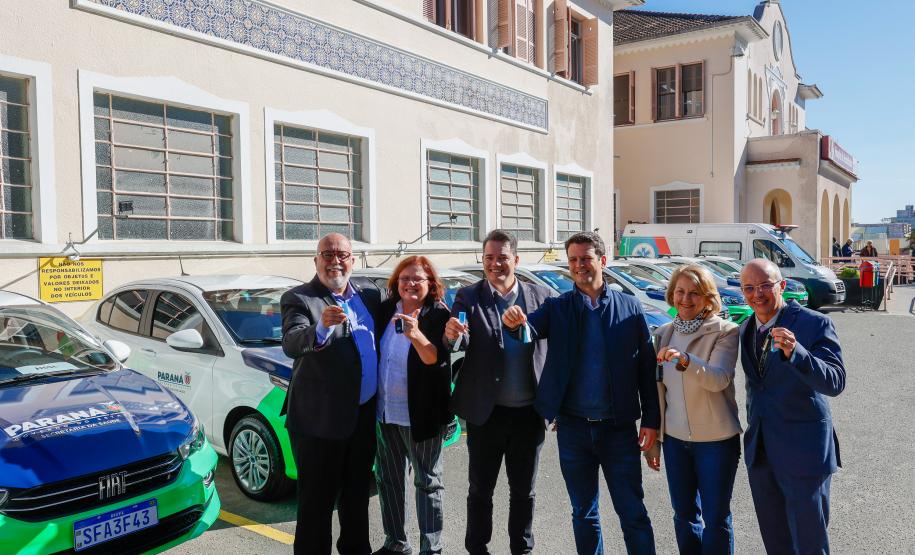 Governo entrega veículos e libera recursos para cirurgias no Hospital do Trabalhador