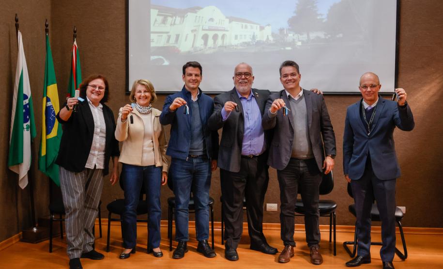 Governo entrega veículos e libera recursos para cirurgias no Hospital do Trabalhador