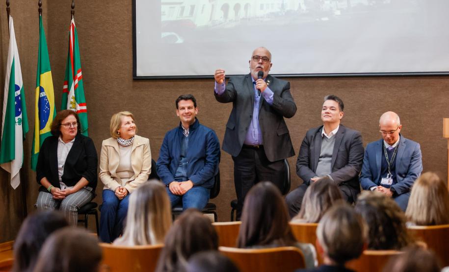 Governo entrega veículos e libera recursos para cirurgias no Hospital do Trabalhador