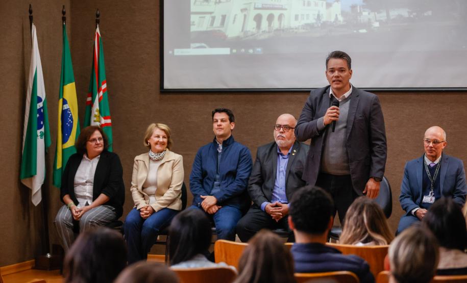 Governo entrega veículos e libera recursos para cirurgias no Hospital do Trabalhador