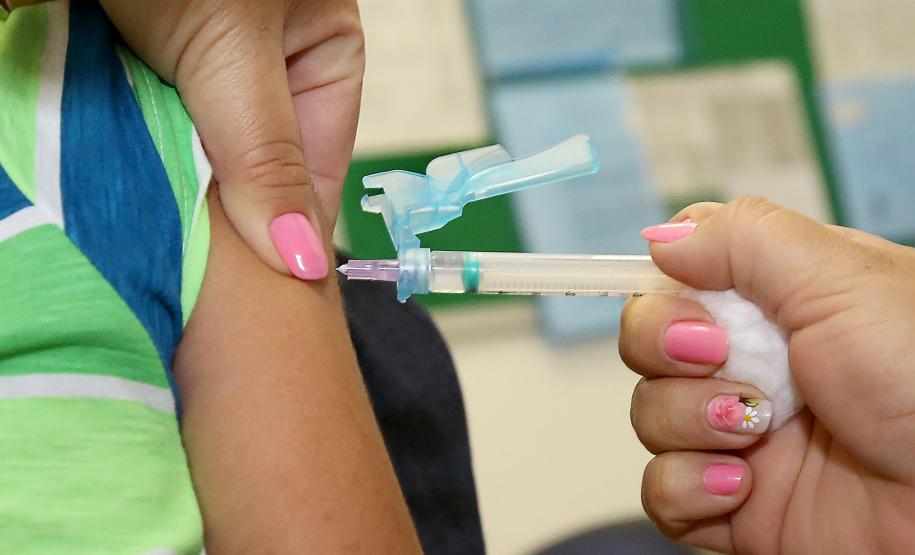 Férias: atualizar a carteira de vacinação protege crianças e jovens em passeios e viagens