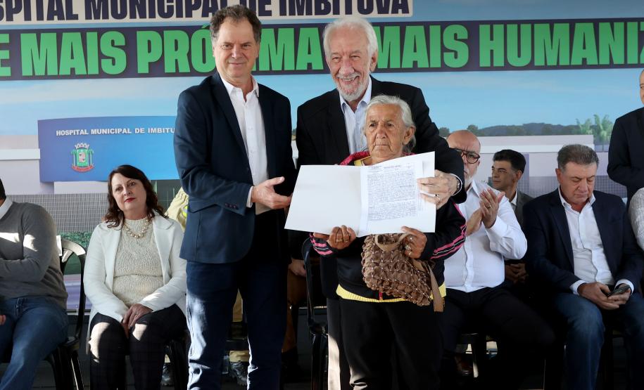 Estado libera R$ 12 milhões para 1º hospital de Imbituva e entrega matrículas de 171 casas