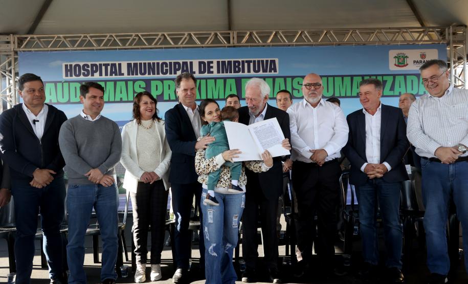 Estado libera R$ 12 milhões para 1º hospital de Imbituva e entrega matrículas de 171 casas