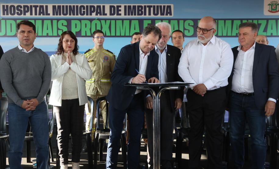 Estado libera R$ 12 milhões para 1º hospital de Imbituva e entrega matrículas de 171 casas