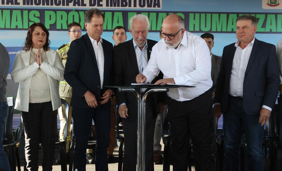 Estado libera R$ 12 milhões para 1º hospital de Imbituva e entrega matrículas de 171 casas
