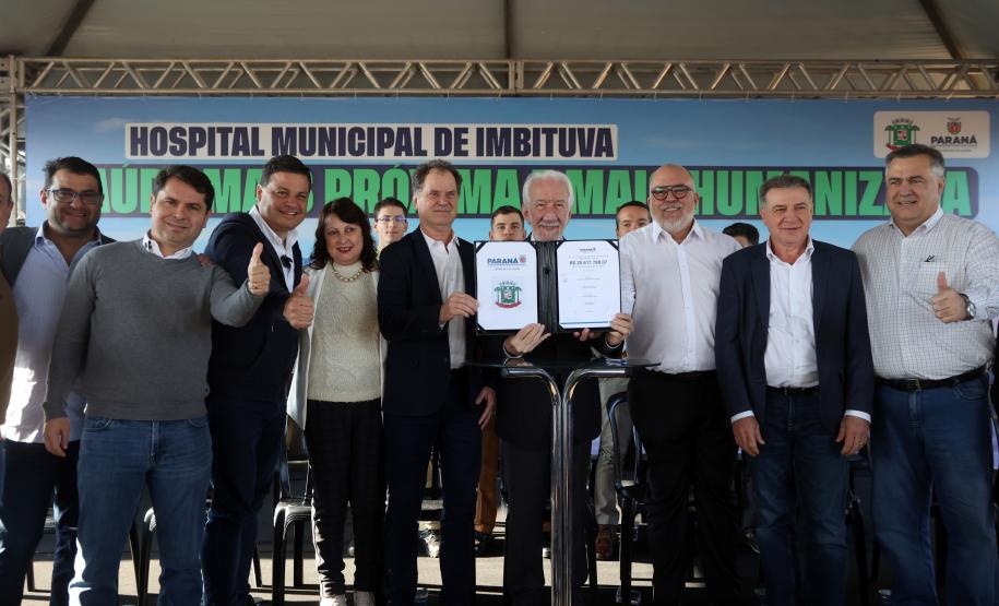 Estado libera R$ 12 milhões para 1º hospital de Imbituva e entrega matrículas de 171 casas