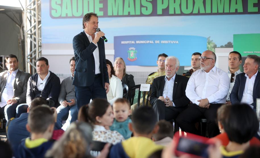 Estado libera R$ 12 milhões para 1º hospital de Imbituva e entrega matrículas de 171 casas