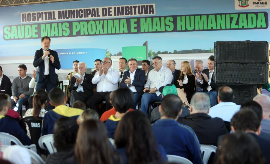 Estado libera R$ 12 milhões para 1º hospital de Imbituva e entrega matrículas de 171 casas