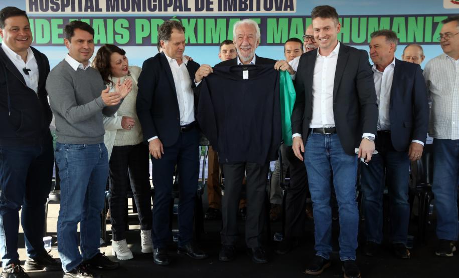 Estado libera R$ 12 milhões para 1º hospital de Imbituva e entrega matrículas de 171 casas