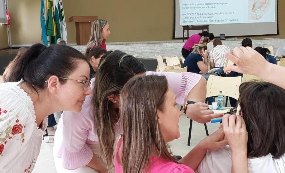 800 profissionais do Paraná vão começar a aplicar auriculoterapia no SUS