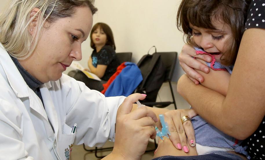 Saúde inicia processo de substituição da vacina oral contra a pólio pela injetável