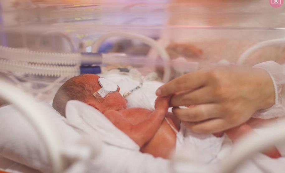 Saúde reforça importância de pais de bebês prematuros permanecerem na UTI