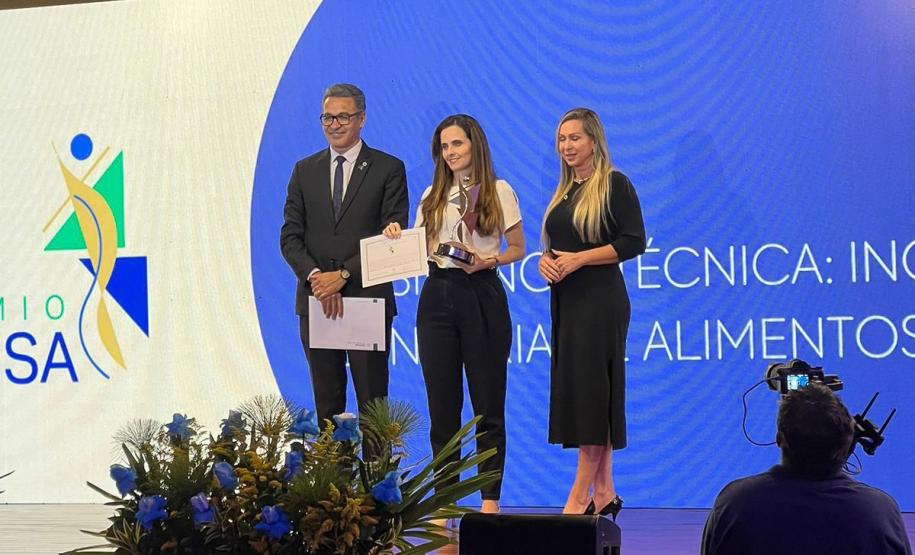 O Paraná conquistou o 1º lugar na categoria “Destaque do Sistema Nacional de Vigilância Sanitária (SNVS)” com a iniciativa “Residência Técnica como ferramenta de inovação na Divisão de Vigilância Sanitária de Alimentos” e o 2º lugar com o projeto “Estratégias para aperfeiçoar o monitoramento da qualidade do leite fornecido pelo Programa Leite das Crianças (PLC)”.