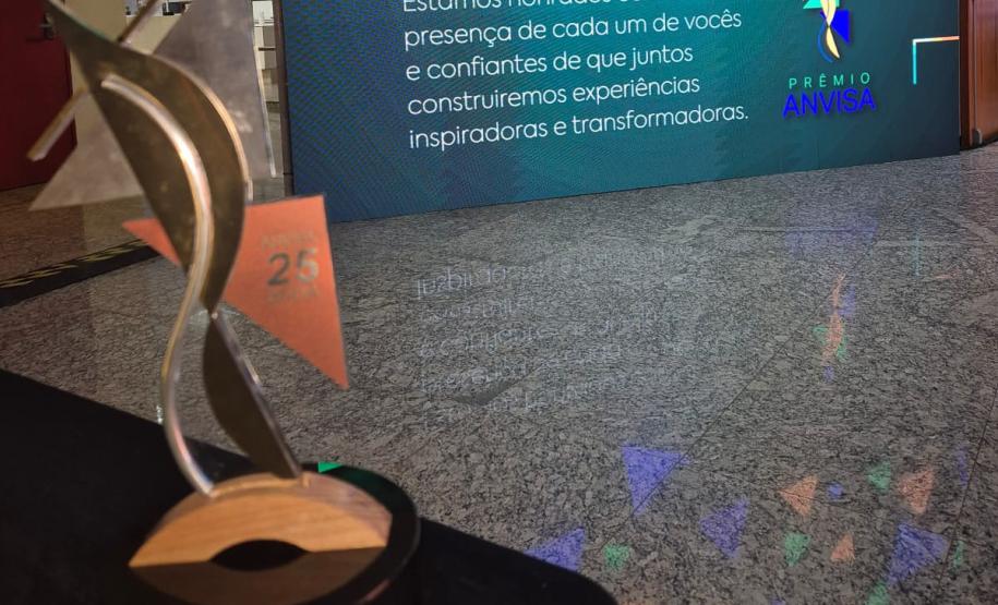 O Paraná conquistou o 1º lugar na categoria “Destaque do Sistema Nacional de Vigilância Sanitária (SNVS)” com a iniciativa “Residência Técnica como ferramenta de inovação na Divisão de Vigilância Sanitária de Alimentos” e o 2º lugar com o projeto “Estratégias para aperfeiçoar o monitoramento da qualidade do leite fornecido pelo Programa Leite das Crianças (PLC)”.