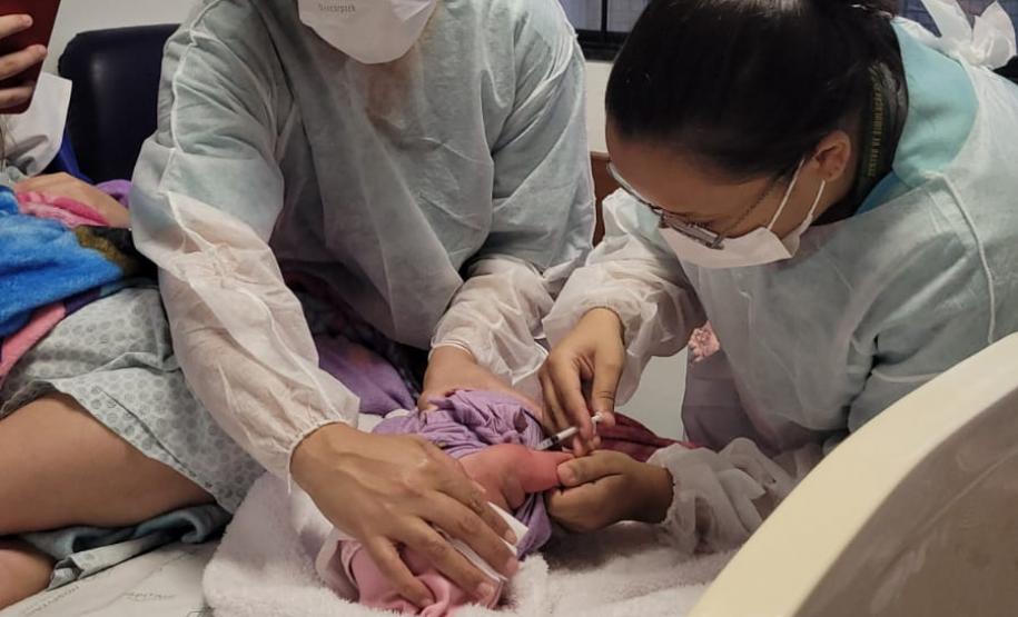 Bebês nascidos no Hospital do Trabalhador recebem vacina BCG nas primeiras horas de vida
