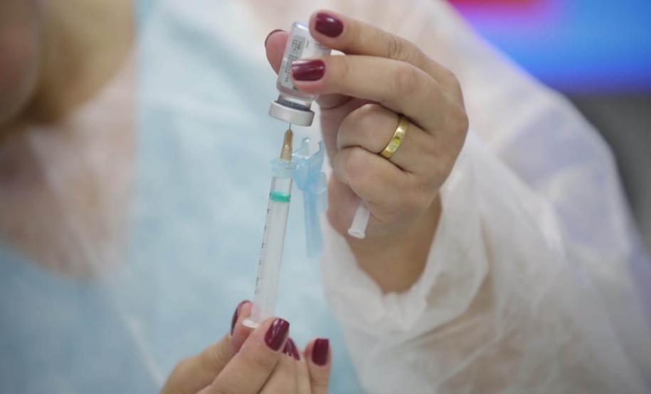 Servidores estaduais da Saúde recebem vacina da gripe e Covid-19