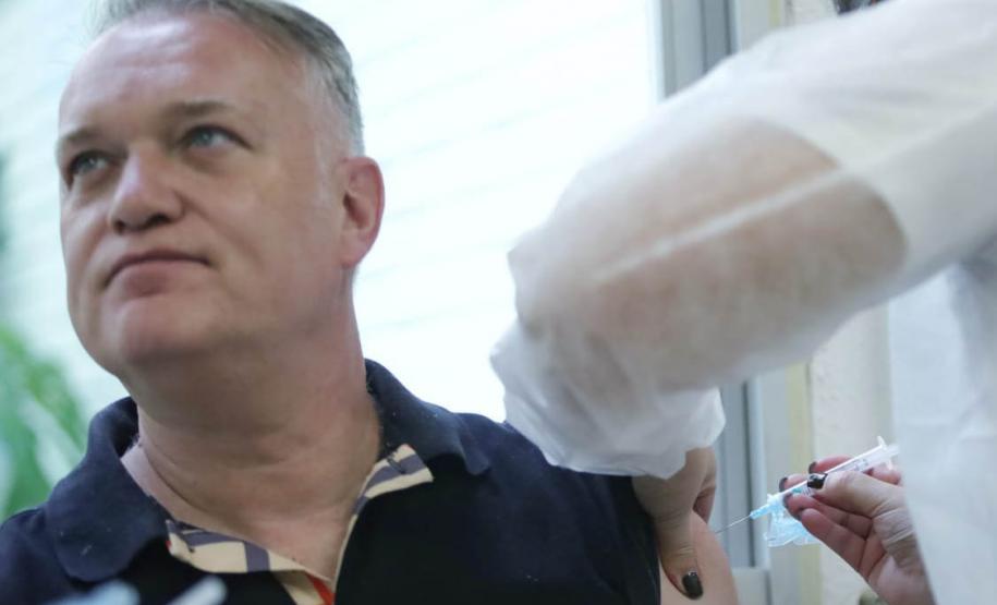 Servidores estaduais da Saúde recebem vacina da gripe e Covid-19