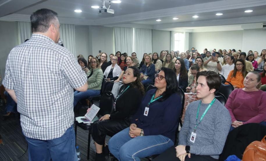 Sesa capacita profissionais para ampliar o cuidado com a infância no Paraná