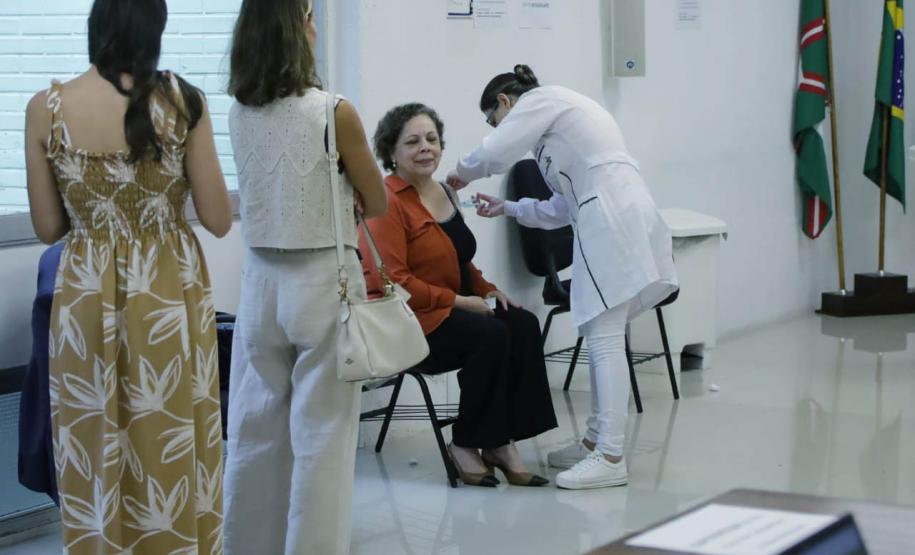 Servidores estaduais da Saúde recebem vacina da gripe e Covid-19