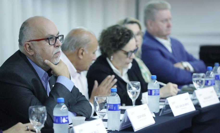 Dia D da vacinação será em 10 de maio; força-tarefa nas escolas começa na segunda