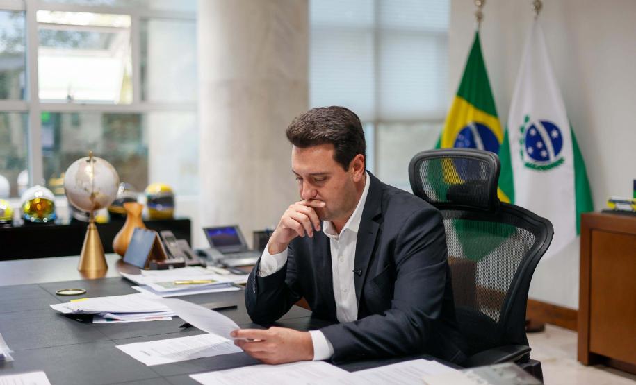 Governador autoriza concurso para 625 profissionais e anuncia promoção de servidores da Saúde