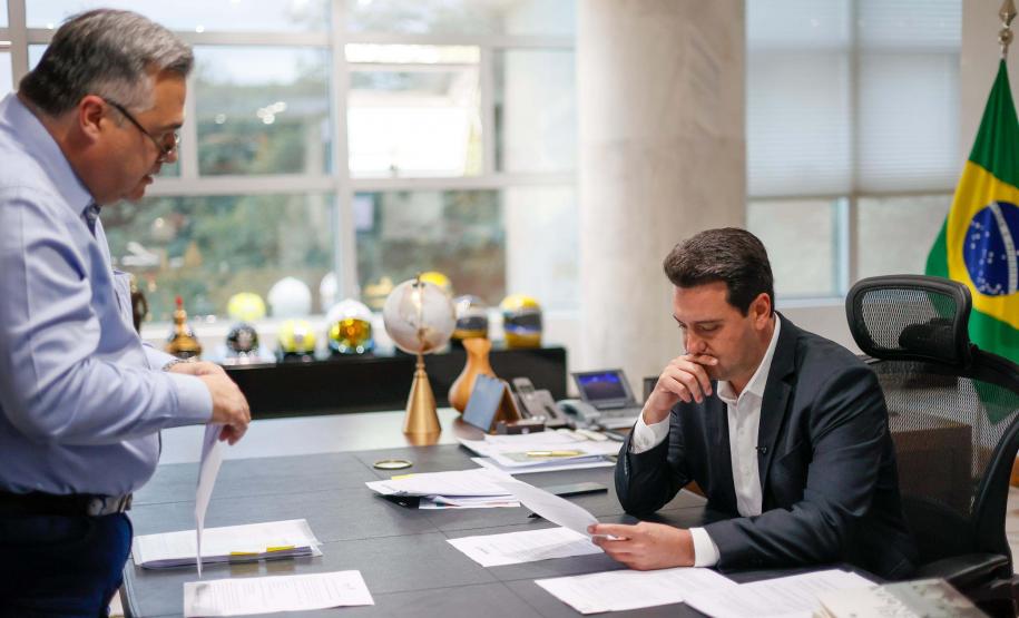 Governador autoriza concurso para 625 profissionais e anuncia promoção de servidores da Saúde