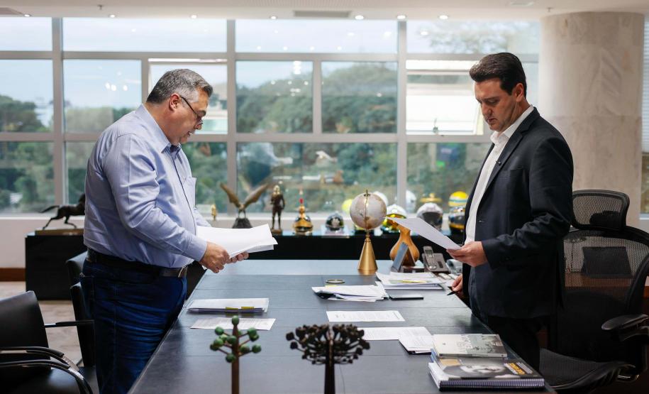 Governador autoriza concurso para 625 profissionais e anuncia promoção de servidores da Saúde