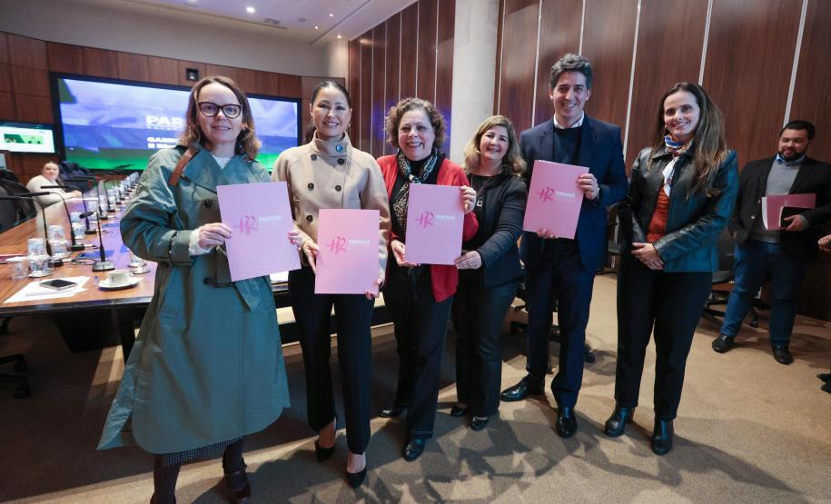 Luciana Massa se reúne com 370 primeiras-damas municipais para planejar Paraná Rosa