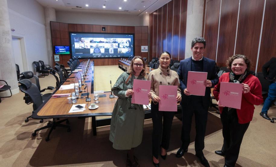 Luciana Massa se reúne com 370 primeiras-damas municipais para planejar Paraná Rosa