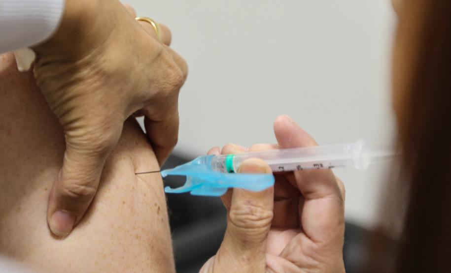 Com estratégia de vacinação, Paraná encerra estado de alerta para síndromes respiratórias