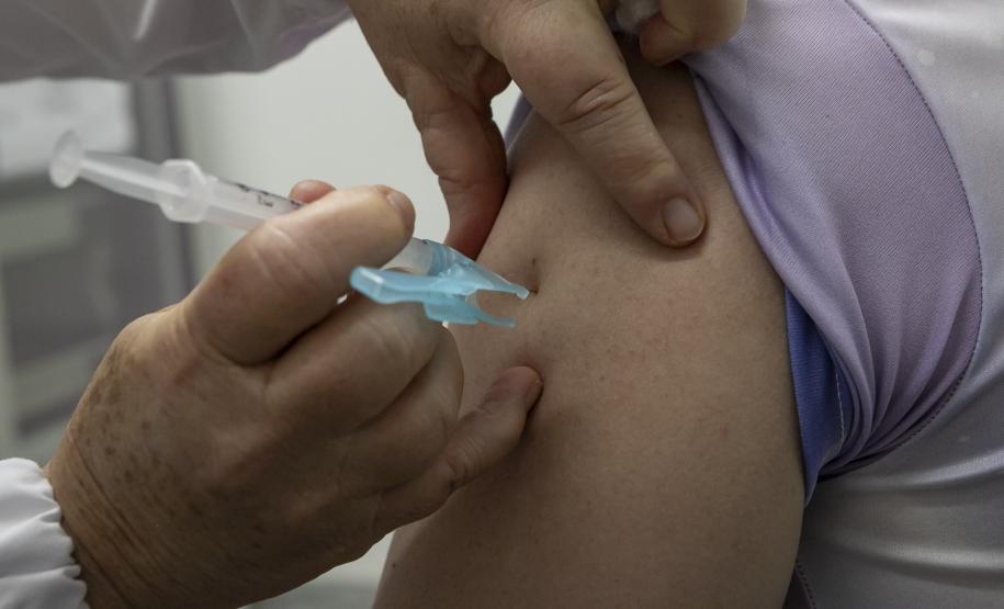 Dia D de Multivacinação mobiliza 10 mil profissionais em 1370 salas de aplicação pelo Paraná