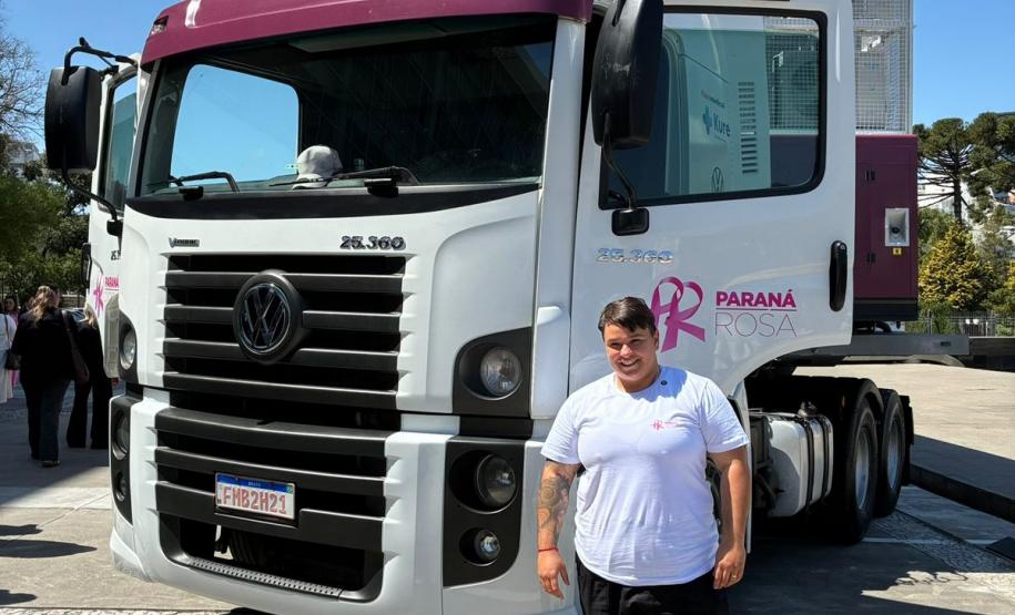 De mulher para mulher: motorista da carreta da saúde celebra alcance das consultas