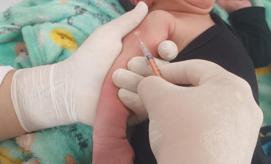 Bebê é vacinado em unidade de saúde do Paraná
