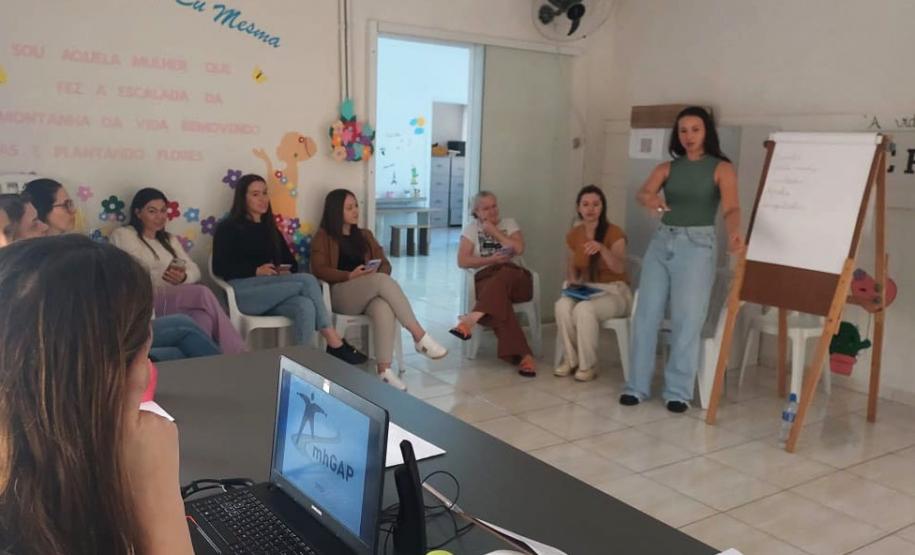 Equipe da APS de Teixeira Soares durante qualificação do treinamento para uso do Manual de Intervenções mhGAP (MI-mhGAP)