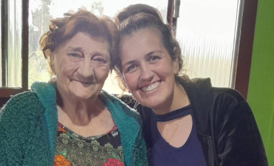 Ercília Machiniski, 86 anos, é acompanhada por equipe do PlanificaSUS Paraná. Na foto está a Agente Comunitária de Saúde (ACS), Daiana Davies Sierpinski