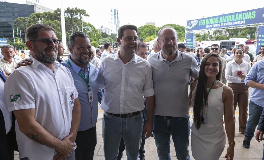 Governador entrega 150 ambulâncias com UTIs para todas as regiões do Paraná
