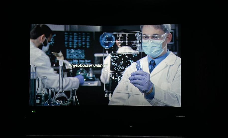 Lacen divulga documentário sobre descoberta inédita de bactéria rara