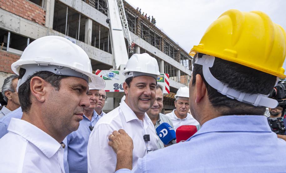 Ratinho Junior vistoria obras do novo Hospital Geral de Colombo, na Grande Curitiba