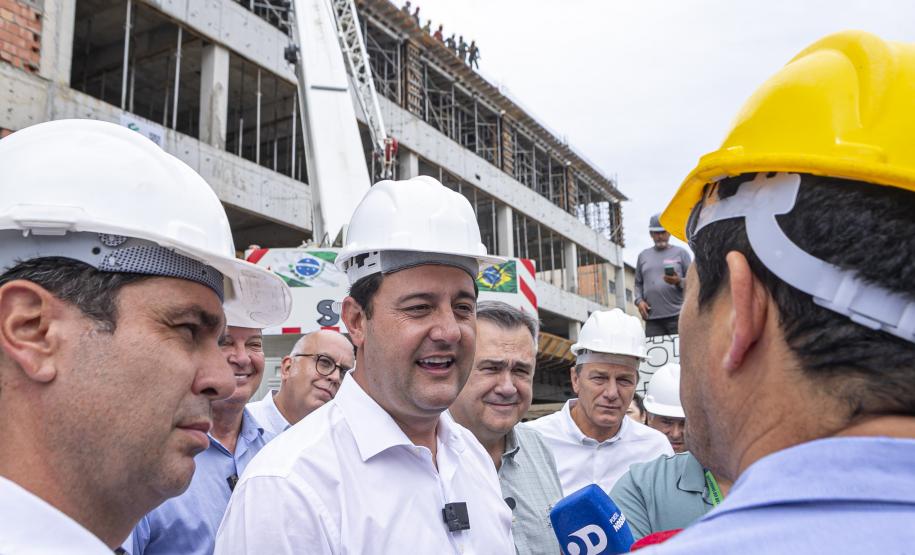Ratinho Junior vistoria obras do novo Hospital Geral de Colombo, na Grande Curitiba